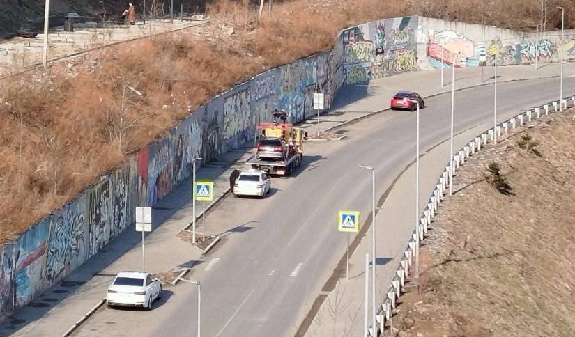 Отряд эвакуаторов во главе с экипажем ДПС нагрянул в район Владивостока
