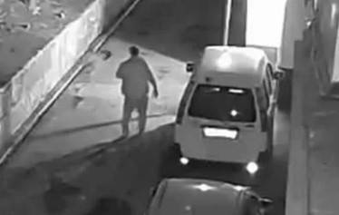 Неизвестный во Владивостоке устроил бой с припаркованными авто