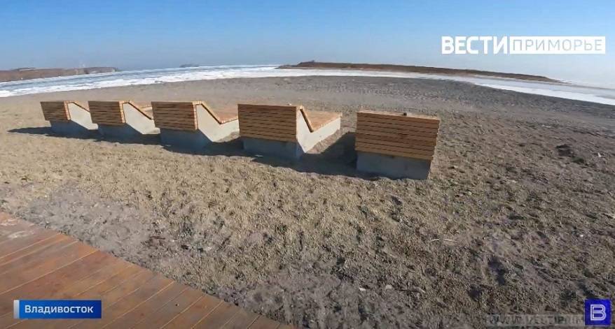 Голый мужчина шокировал отдыхающих на пляже во Владивостоке