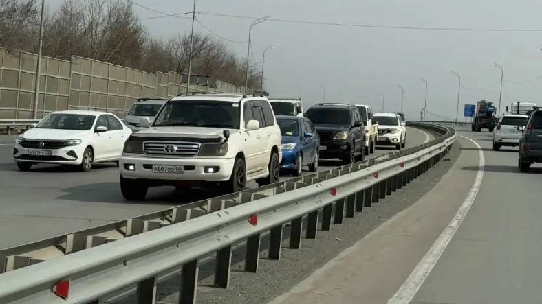 Многокилометровая пробка: аэропортовская трасса под Владивостоком перекрыта из-за ДТП