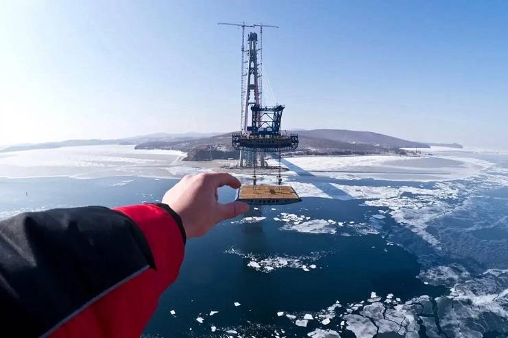 Над проливом Босфор-Восточный установили замыкающую панель Русского моста