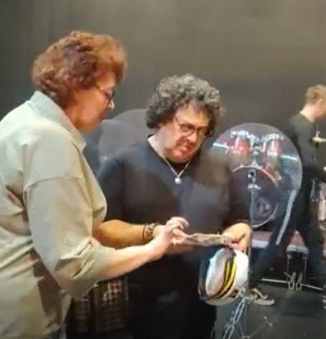 Исполнитель песен Игорь Саруханов получил необычный подарок от художницы из Приморья