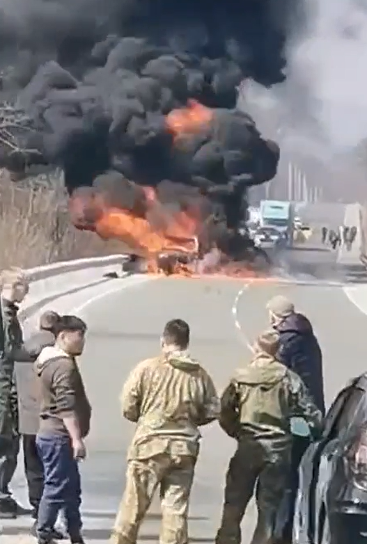 Автомобиль горит на трассе в Приморье: движение парализовано