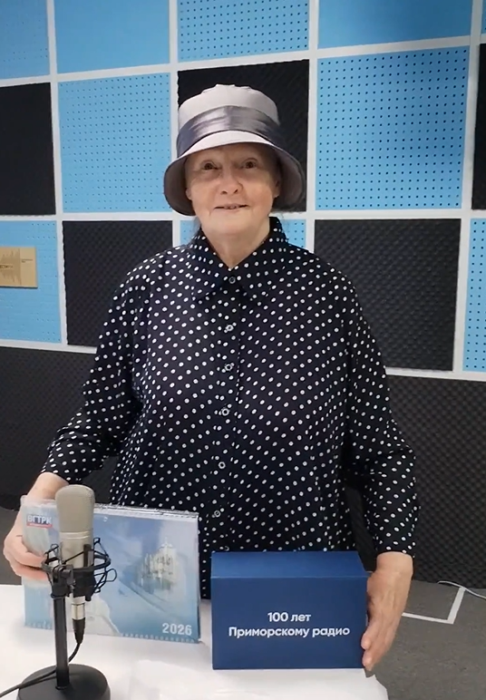 Победительнице «Щедрой пятницы» вручили подарок в студии «Радио России. Приморье»