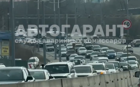 Гигантская пробка собралась в пригороде Владивостока из-за массового ДТП