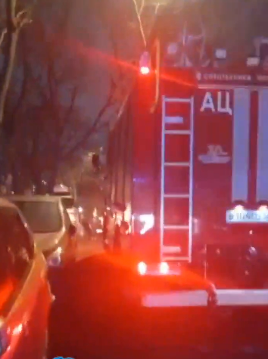 Во Владивостоке скорая и пожарная машины не могут подъехать к дому из-за припаркованных машин