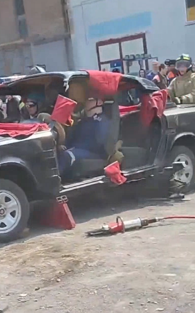 "Счет шел на минуты": спасатели деблокировали "пострадавших" из автомобиля