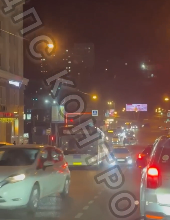 Пассажирский автобус столкнулся с легковушкой во Владивостоке