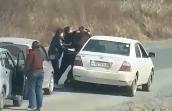 Драка на трассе в Приморье парализовала движение транспорта