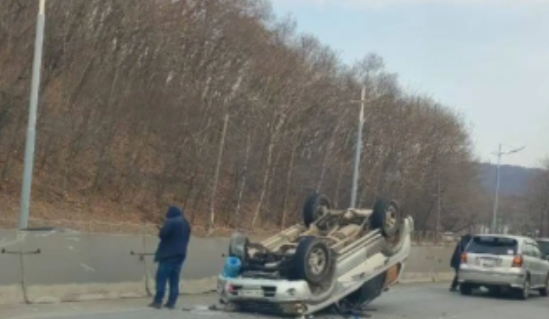 Примчались две скорые и спасатели: два ДТП стали причиной пробки в пригороде Владивостока