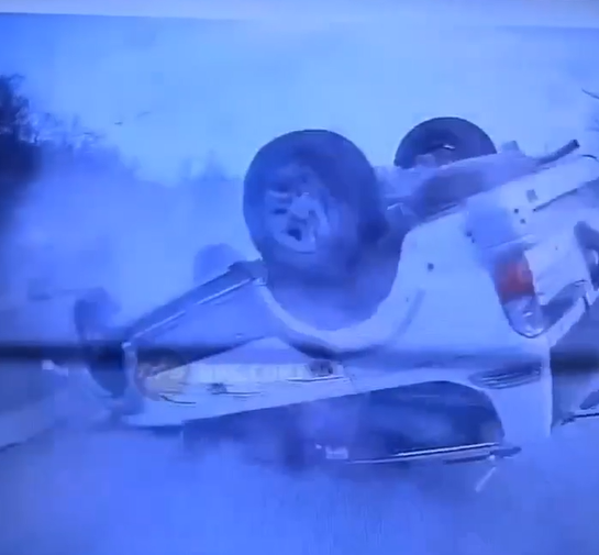 Момент ДТП с "перевертышем" во Владивостоке попал на видео