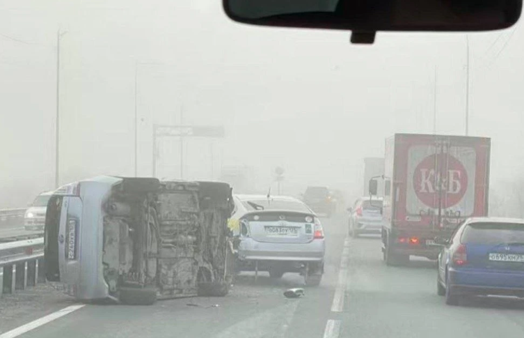 Серьезное ДТП с "перевертышем" осложнило движение на федеральной трассе в Приморье