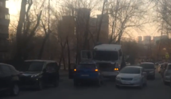 Большегруз столкнулся с легковушкой во Владивостоке