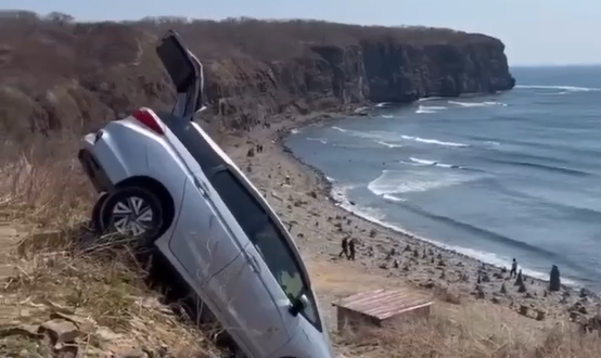 Автомобиль улетел с обрыва во Владивостоке