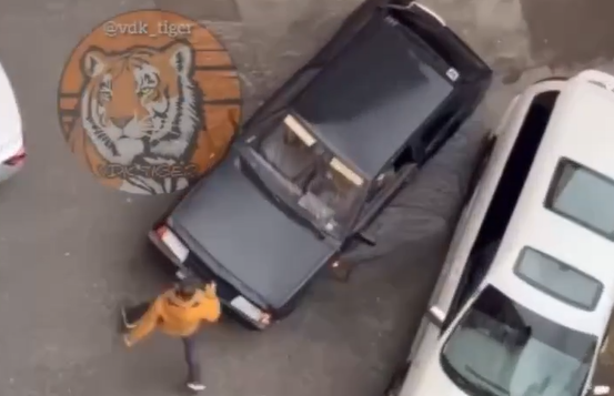 Во Владивостоке чудак таранил чужие авто и чуть не задавил ребенка