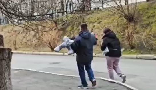 Во Владивостоке родителей с тяжелобольным ребёнком не пустили на территорию больницы