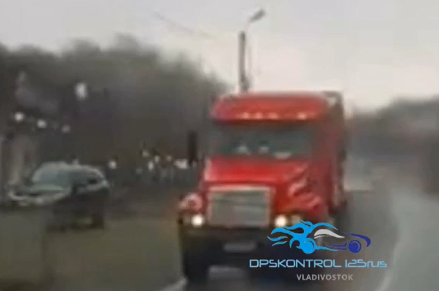 Тягач вылетел на встречку и устроил ДТП: виновник с места аварии скрылся