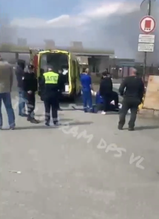 Байкер отлетел на десятки метров, а мотоцикл загорелся - жесткое ДТП во Владивостоке