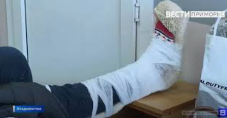 70 тысяч рублей выплатят школьнице за травму, полученную на обледеневшем тротуаре во Владивостоке