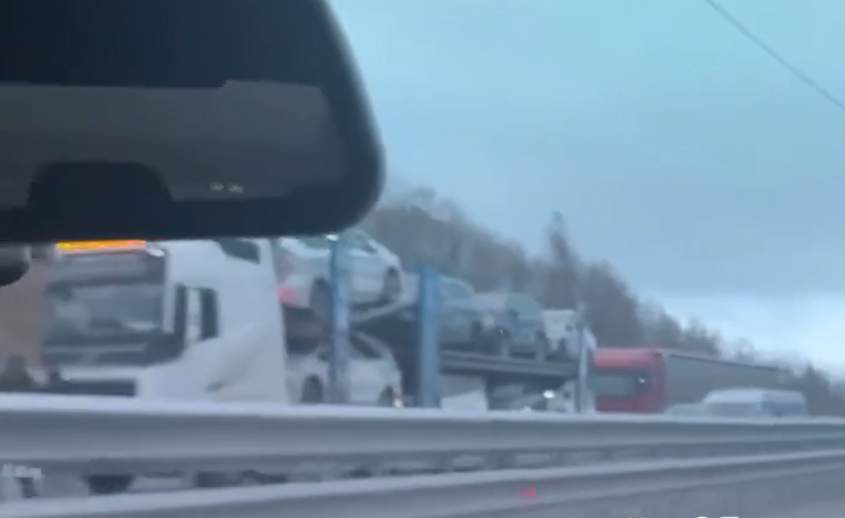 Многокилометровая пробка собралась из-за ДТП с большегрузом в Приморье