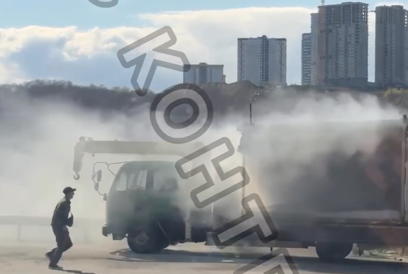 Грузовик загорелся на трассе во Владивостоке