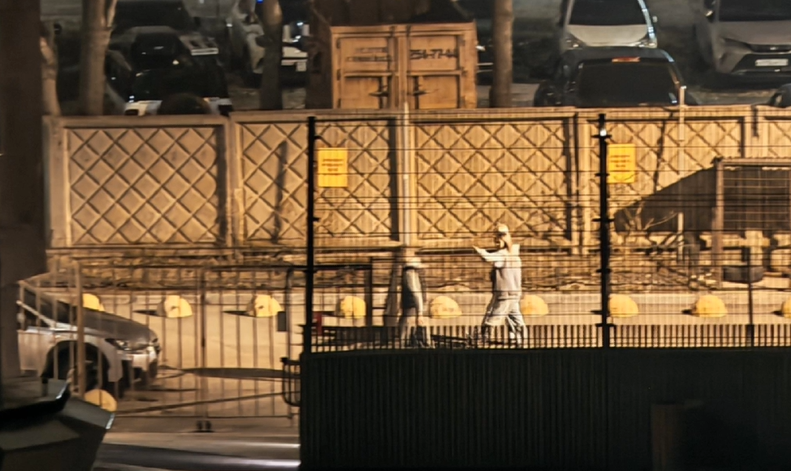 Во Владивостоке молодые люди устроили погром во дворе жилых домов