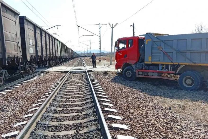 Самосвал въехал в грузовой поезд в Приморье