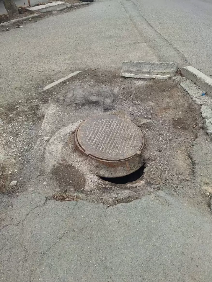 Женщина провалилась в яму на тротуаре во Владивостоке