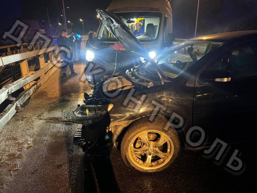 Во Владивостоке Toyota Allion "размотался" об леера