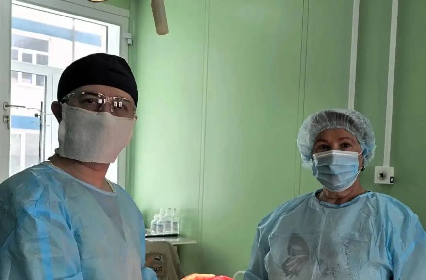 Гигантский жировик размером с половину футбольного мяча удалили пациенту приморские врачи