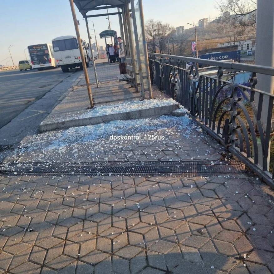 Вандалы разгромили остановку во Владивостоке