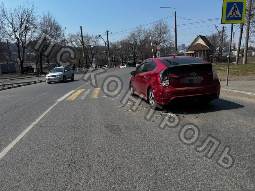 "Крузак" протаранил Prius во Владивостоке: виновник скрылся