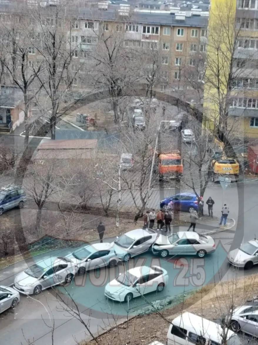 Во Владивостоке водитель легковушки выбил "страйк" из четырех автомобилей