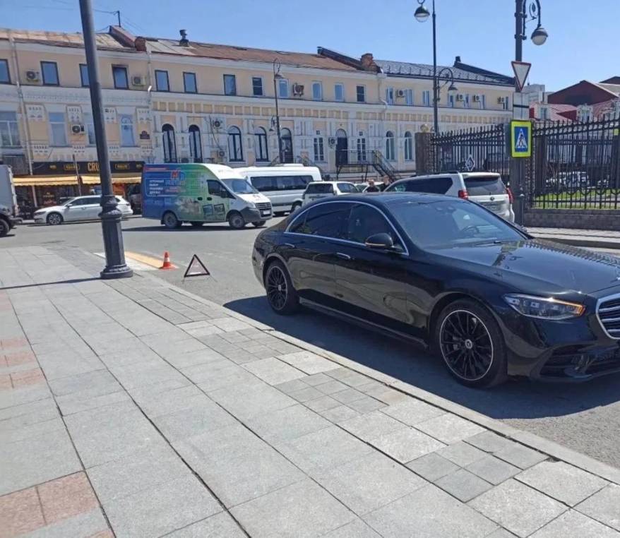 Mercedes сбил 15-летнюю школьницу на пешеходном переходе во Владивостоке
