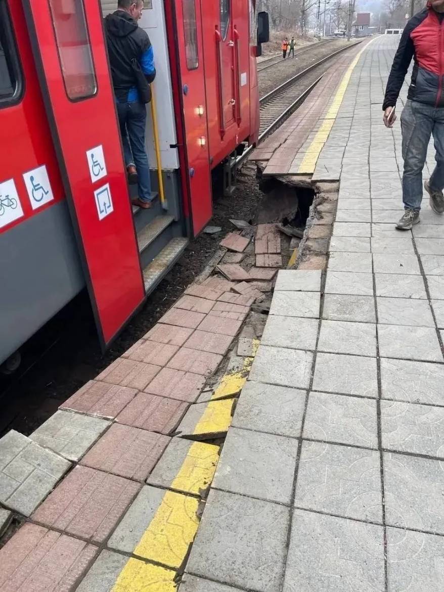 Перрон рухнул под ногами пассажиров во время посадки в электричку во Владивостоке