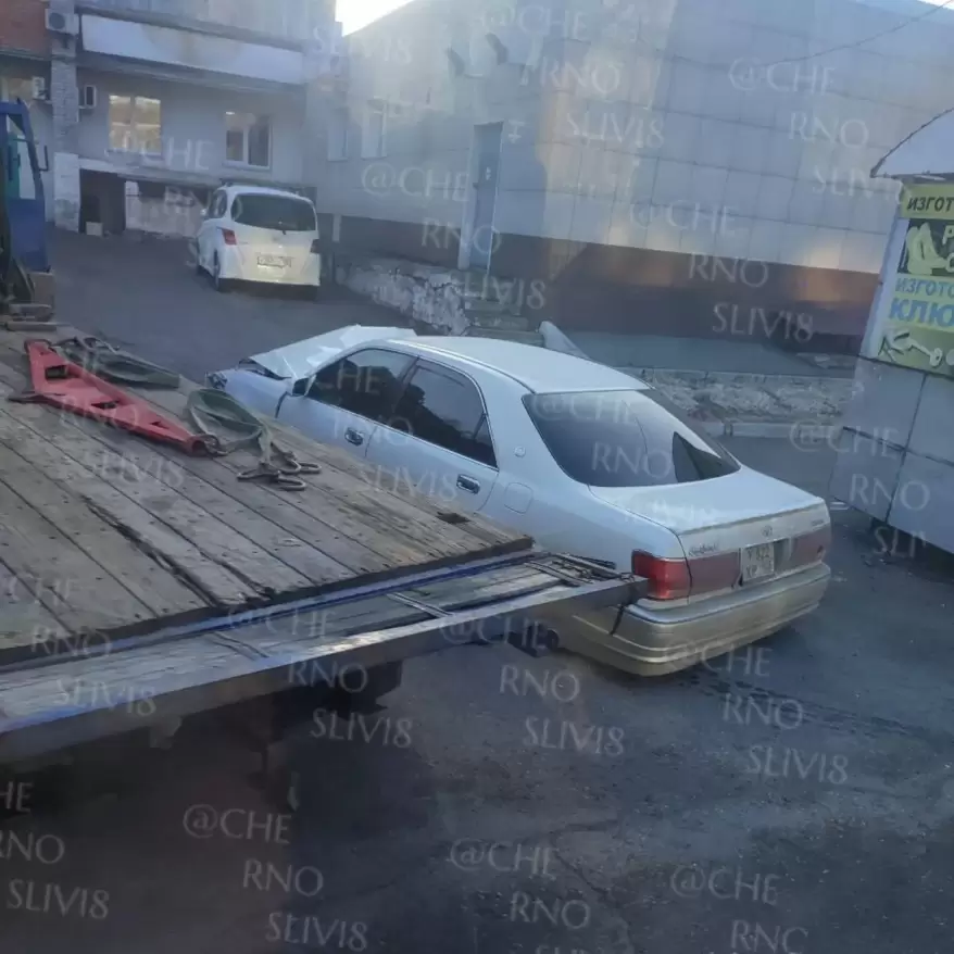 В Приморье Toyota Crown "разложился" об уличный павильон