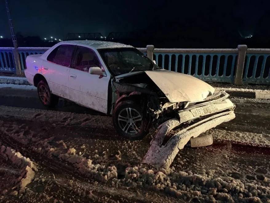 В Приморье водитель "Камри" протаранил леера моста и столб ЛЭП и скрылся с места ДТП