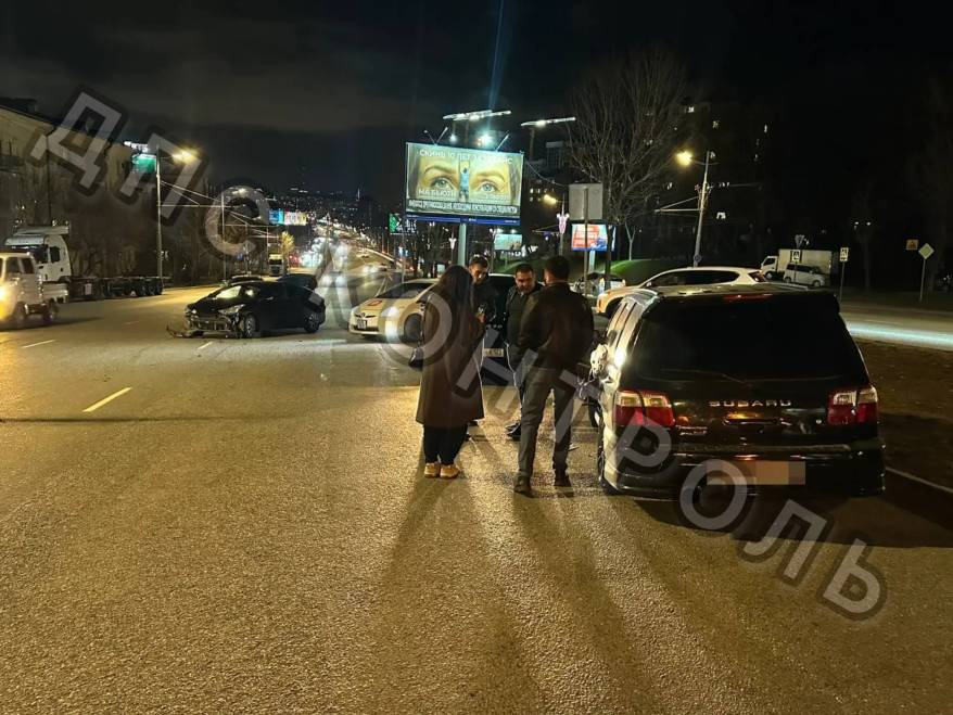 Жесткое ДТП во Владивостоке: от удара автомобиль вылетел на бордюр