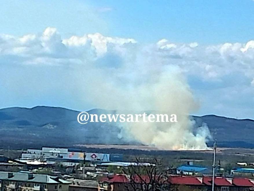 Мощный пожар полыхает вблизи Владивостока