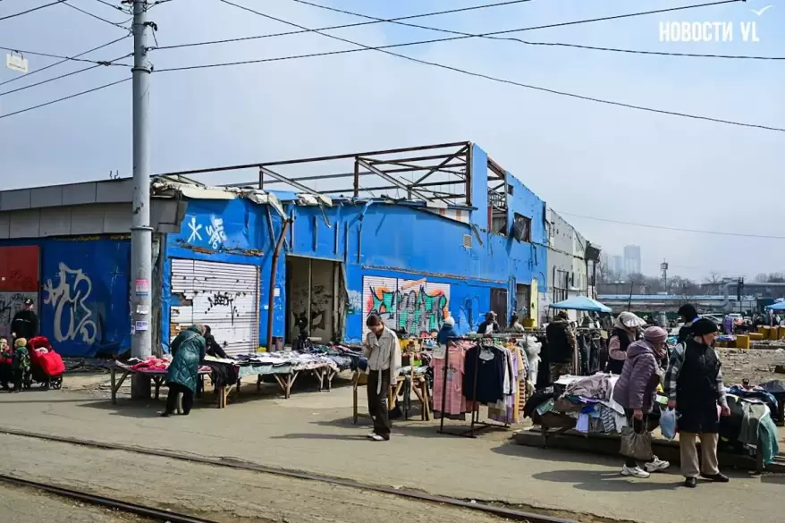 Стихийный рынок образовался на Спортивной во Владивостоке