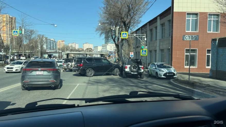 Авария собрала огромную пробку на трафиковой дороге во Владивостоке