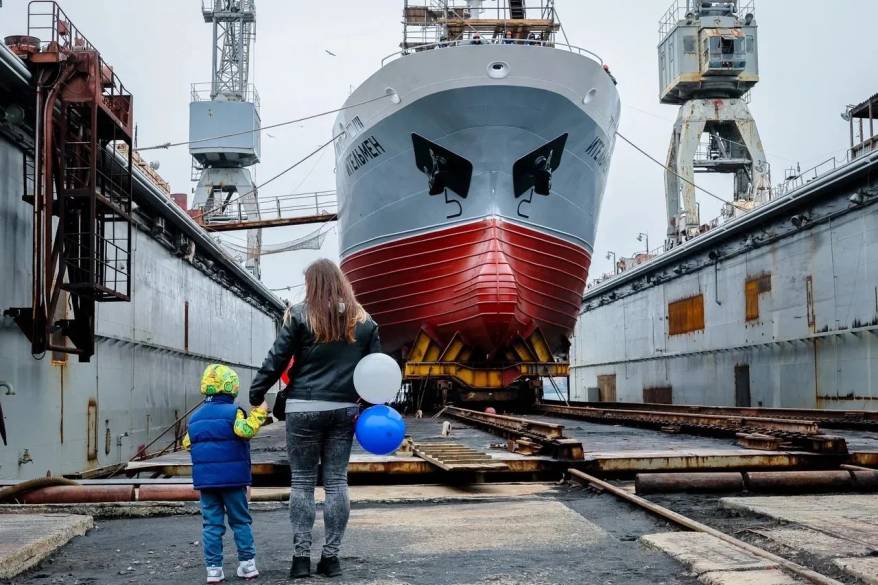 Новый краболов спустили на воду на Восточной судоверфи в Приморье