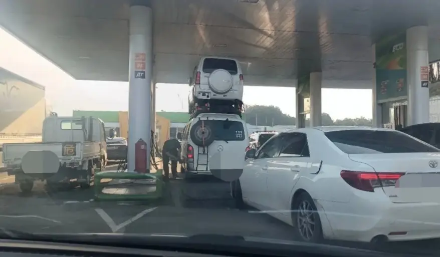 В Надеждинском районе заметили необычную транспортировку автомобиля