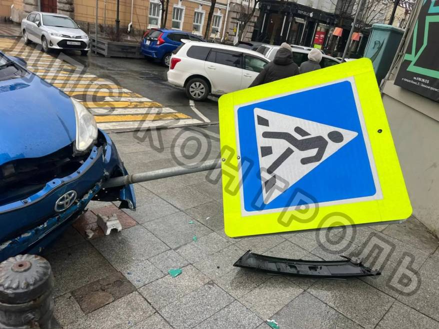 Aqua "намоталась" на дорожный знак во Владивостоке