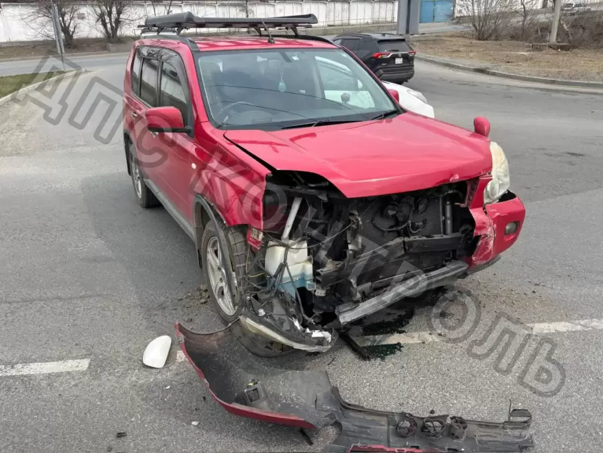 Невежливый водитель Nissan X-Trail "потерял лицо" в ДТП