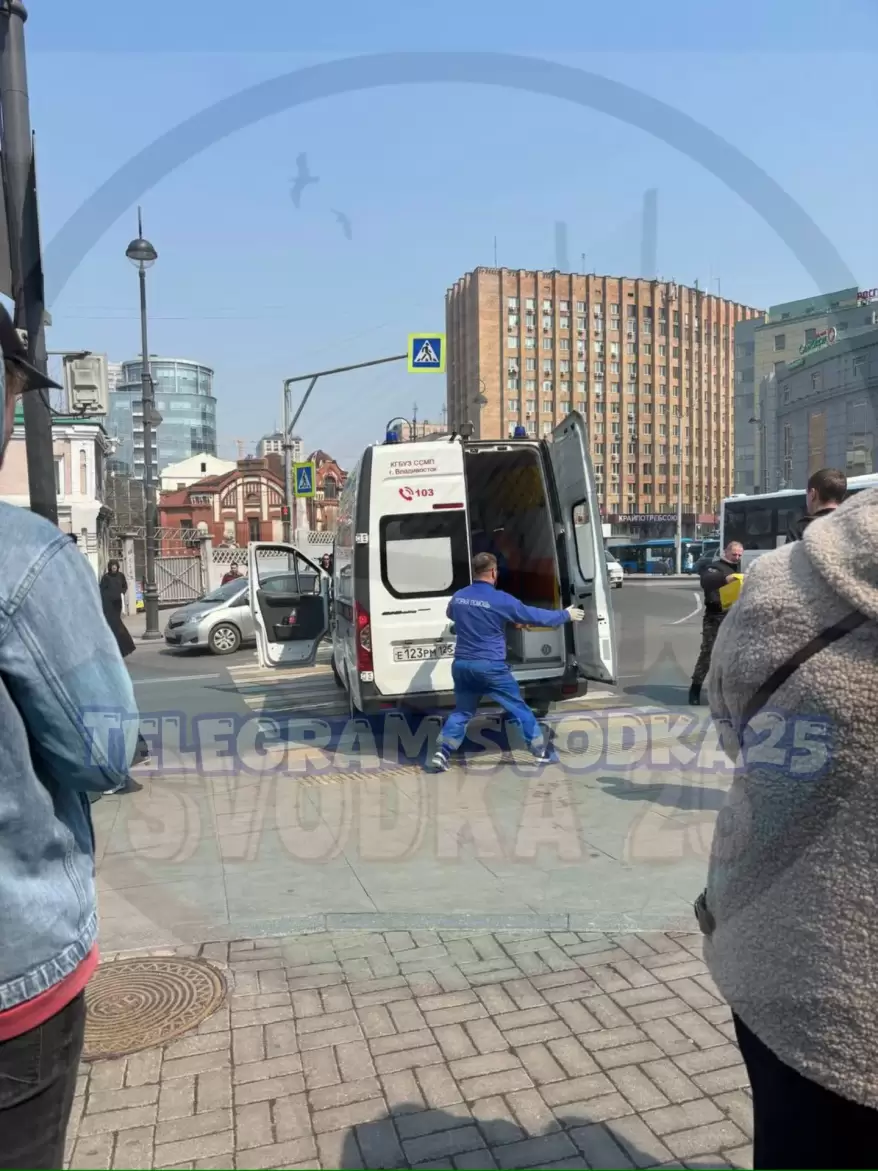 В центре Владивостока мужчина неожиданно упал на самокат и умер