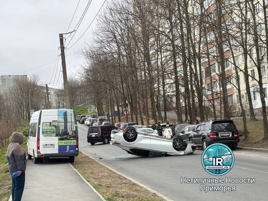 Автомобиль перевернулся на дороге в спальном районе Владивостока
