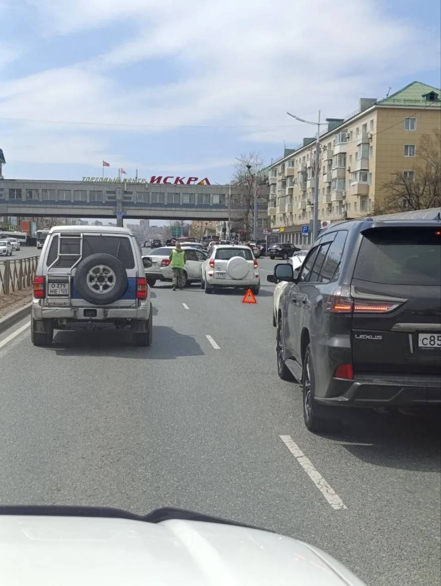 Огромная пробка образовалась во Владивостоке из-за ДТП