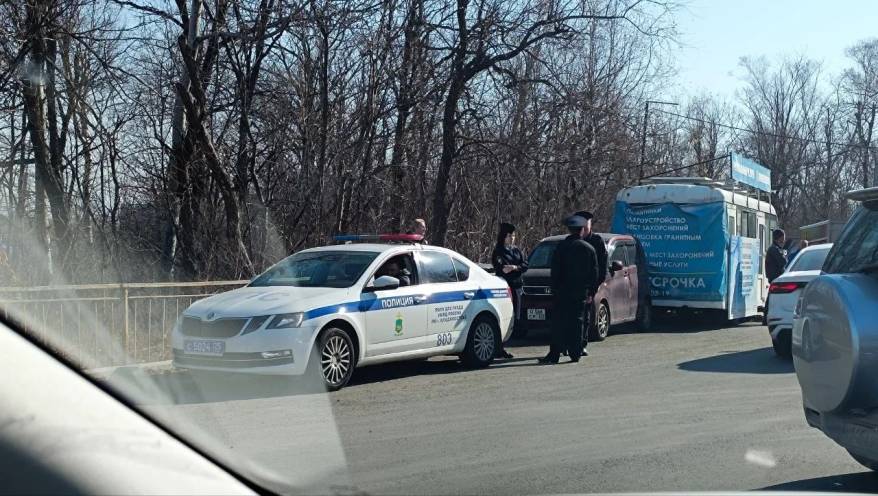 Во Владивостоке перекрыт въезд на Лесное кладбище