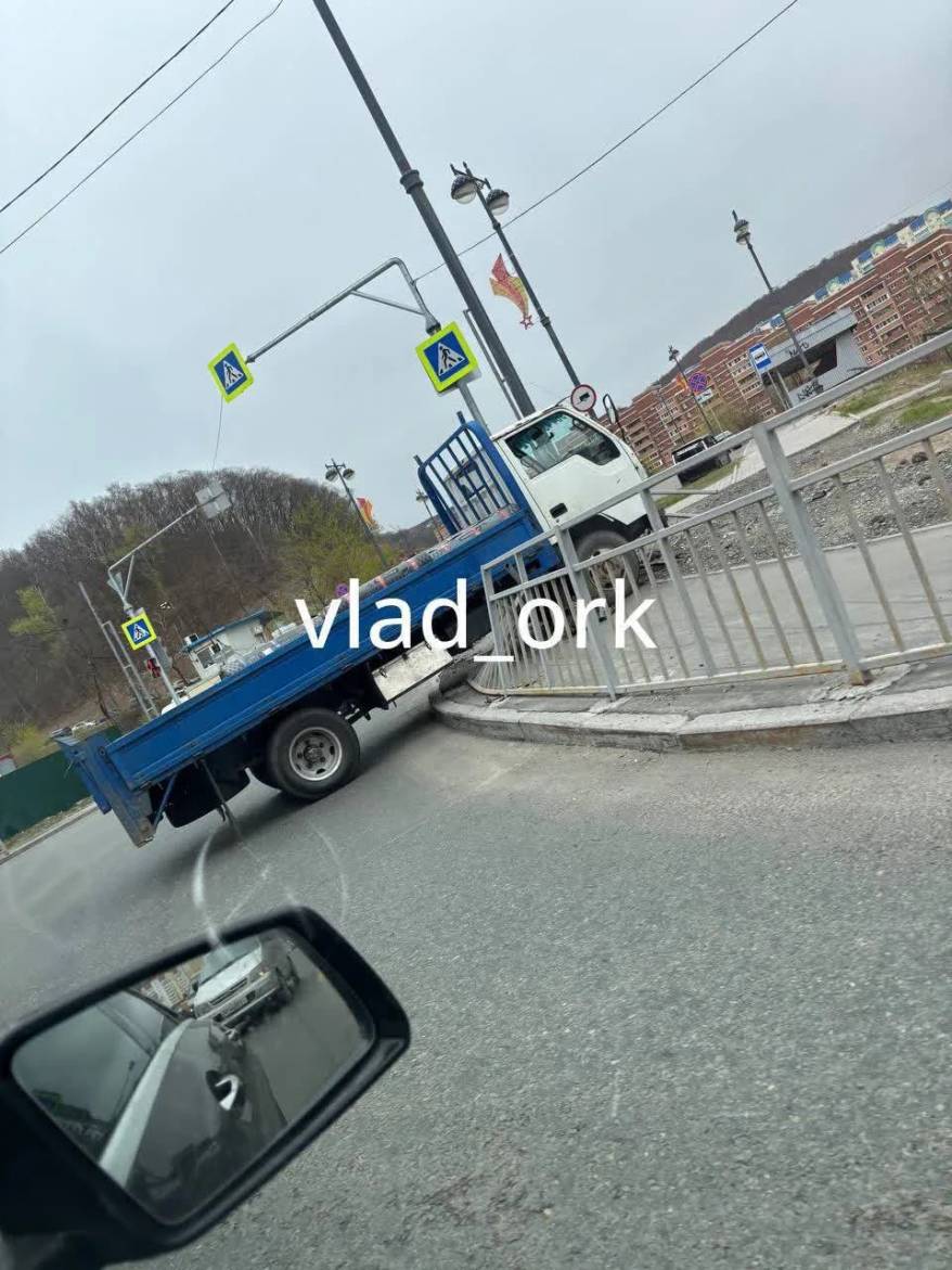 Грузовик протаранил леера и чуть не въехал на детскую площадку во Владивостоке